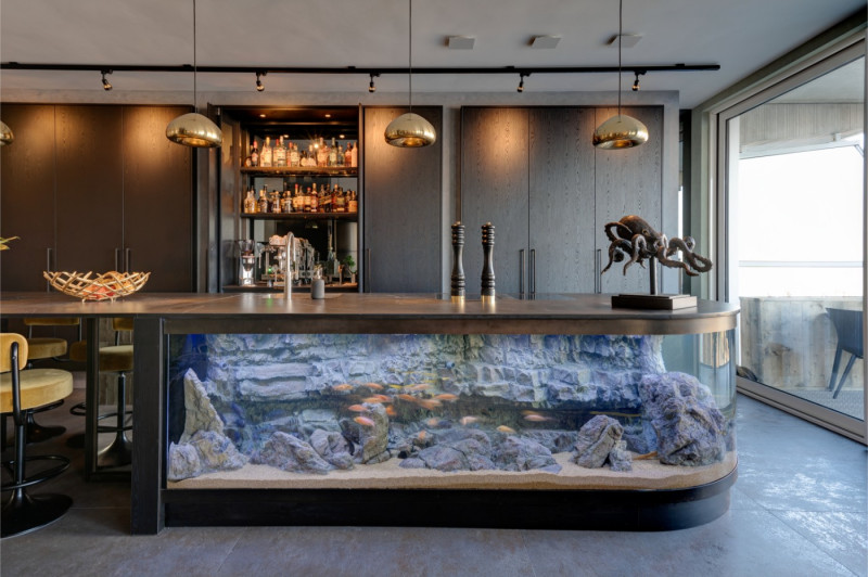 a rond gebogen aquarium onder bar 1.jpg